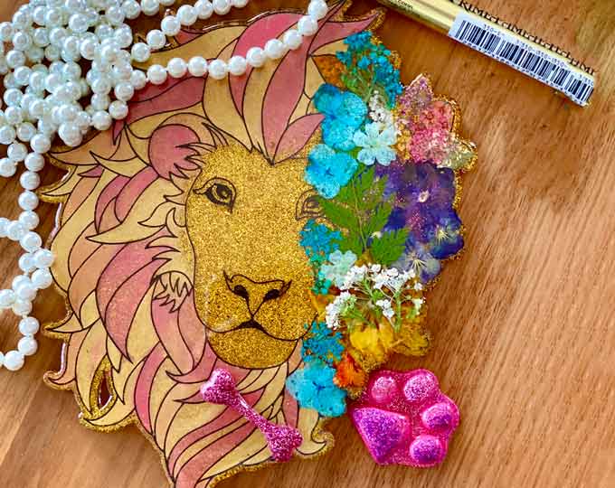 lion-resin-art-with-pressed