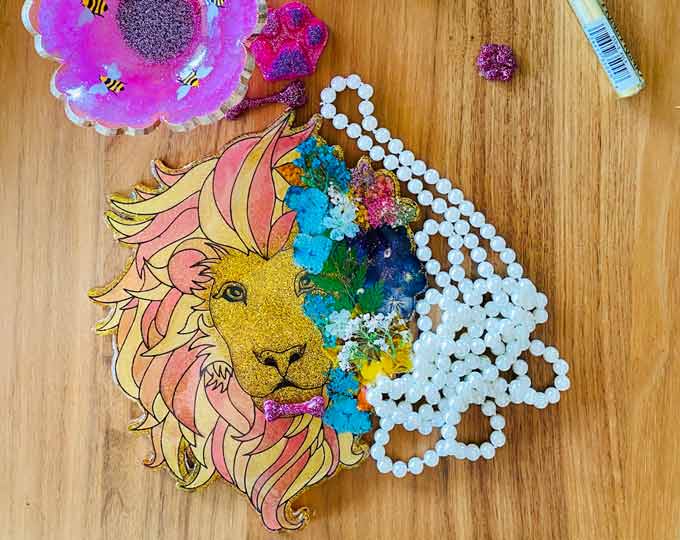 lion-resin-art-with-pressed A