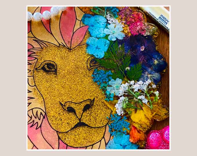 lion-resin-art-with-pressed B