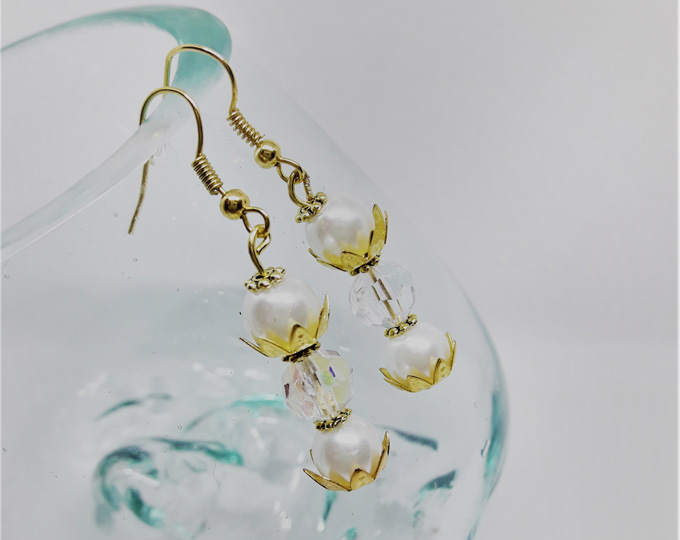 gold-earrings-with-large-pearls