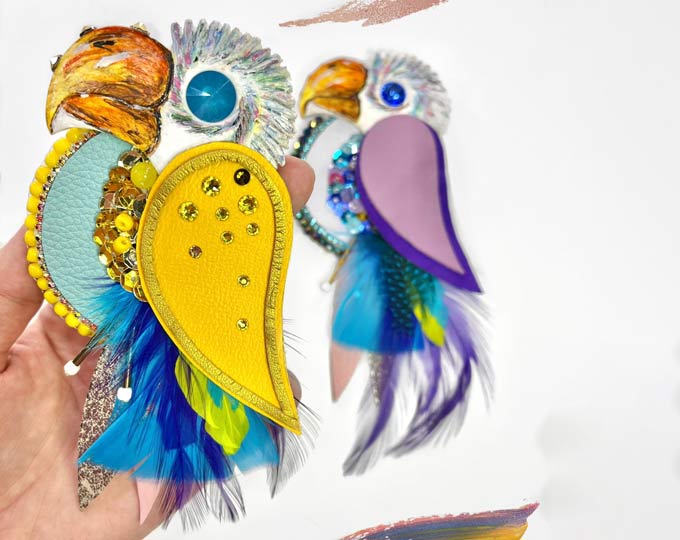 brooch-parrot A