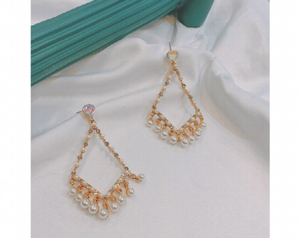 gold-rhombus-chandelier-earrings