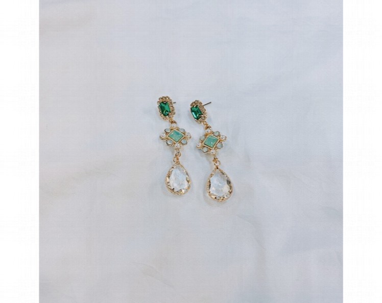 green-champagne-antique-studs A