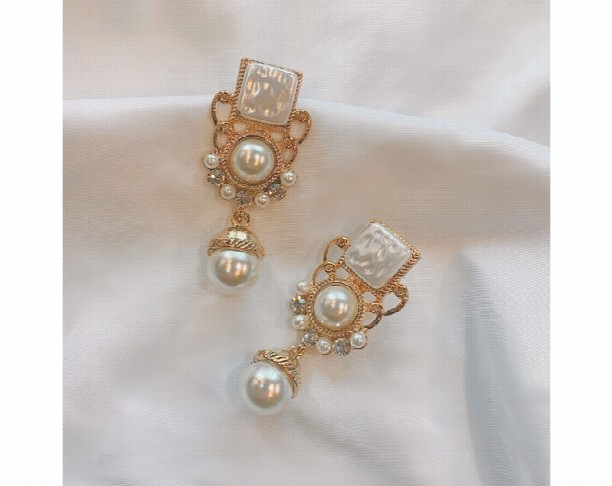 intaglio-pearl-earrings