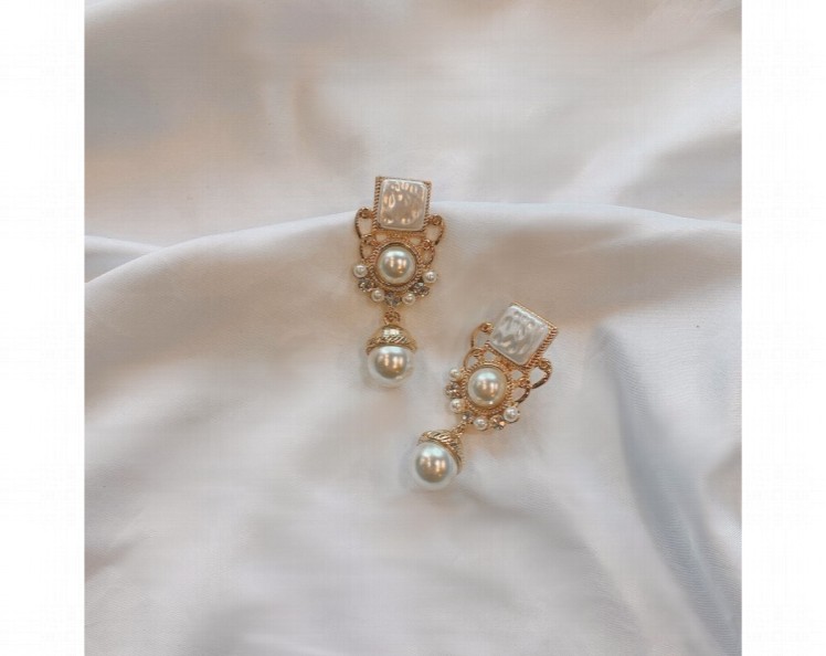 intaglio-pearl-earrings A
