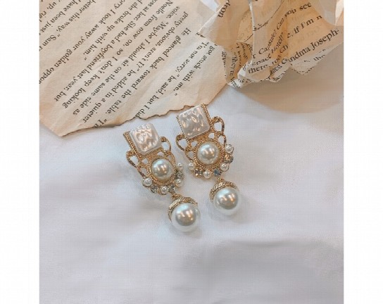 intaglio-pearl-earrings B