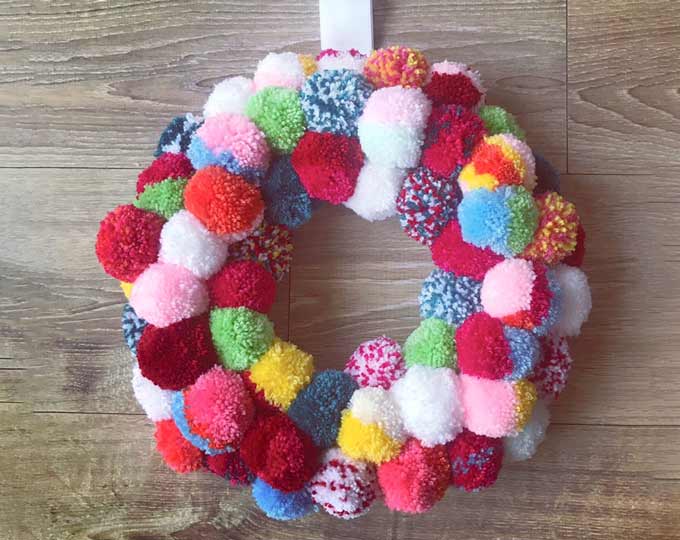 multicolored-pompom-wreath
