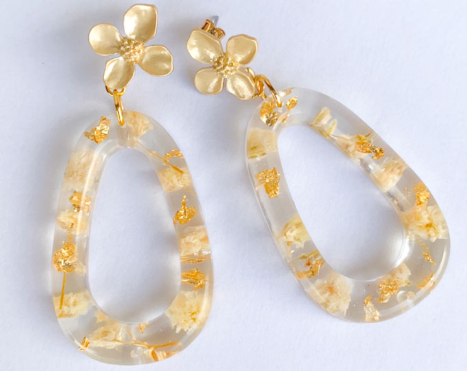 resin-earrings-with-white-flowers A