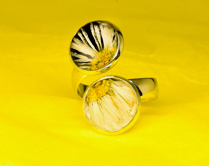 contrari-ring-with-daisies-and