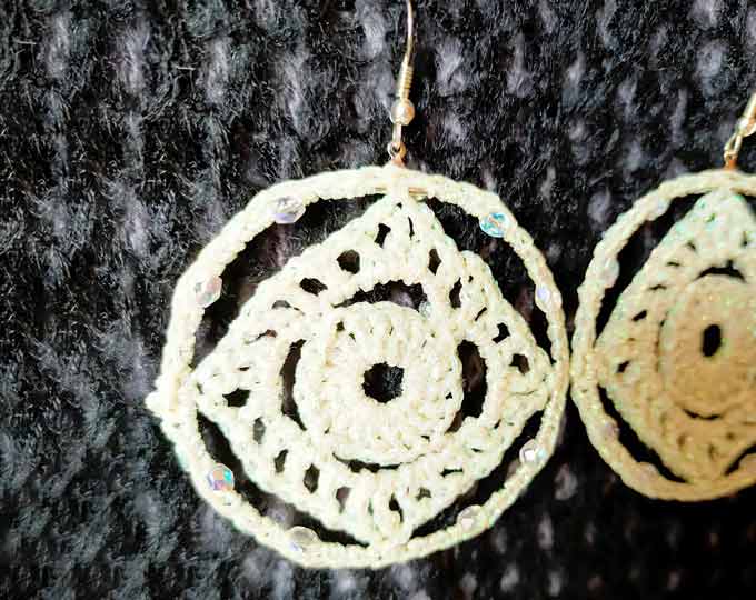 Crochet-white-sparkling-earrings E
