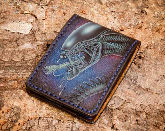 Leather-wallet-with-a-Xenomorph A