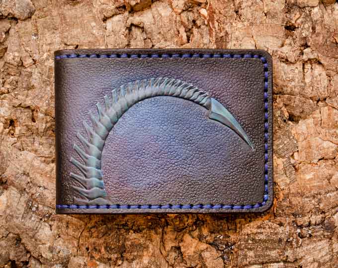 Leather-wallet-with-a-Xenomorph B