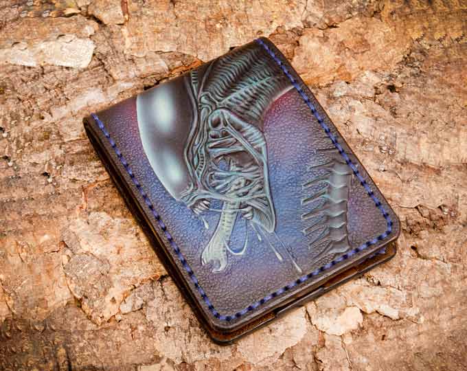 Leather-wallet-with-a-Xenomorph D