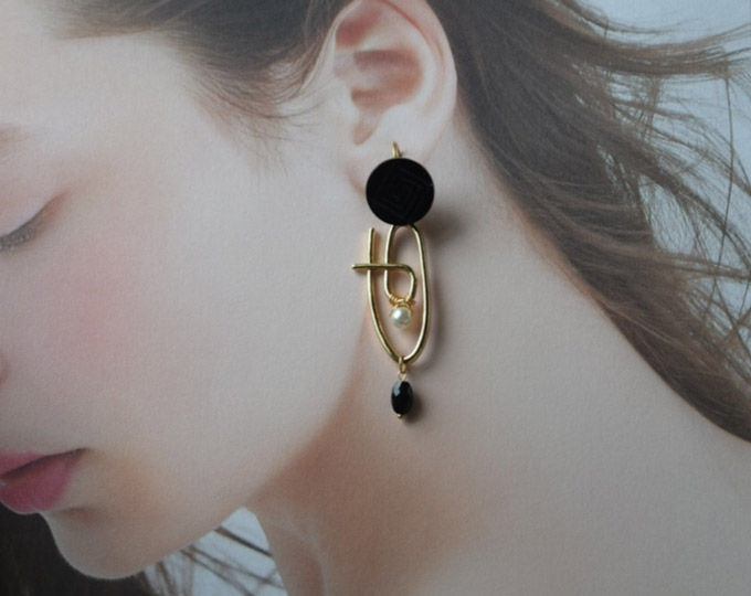 black-vintage-button-earrings A