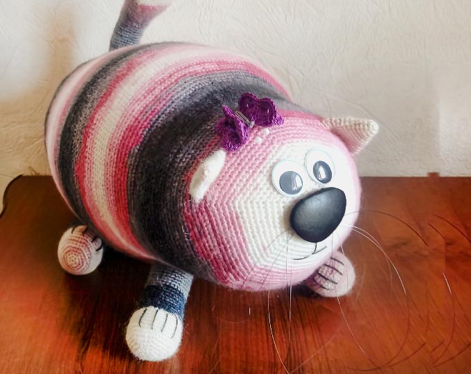 big-knitted-toy-cat-knitted-soft