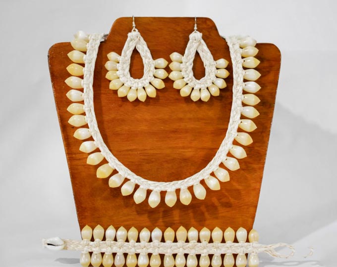 marshallese-handwoven-cowrie-shell B